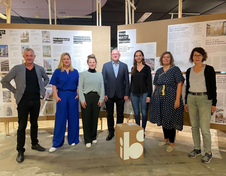 IBA-Pressekonferenz: Gruppenfoto von Vertreter*innen der IBA’27, der Stadtberatung Dr. Sven Fries, der Esslinger Wohnungsbau GmbH und der AlWo 1 (links nach rechts)