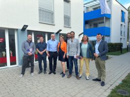 Beitragsbild zu Lücken-Nutzen, Förderprogramm, Beteiligte Personen posieren vor Kamera, Tobias-Mayer-Quartier Esslingen